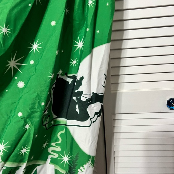 Christmas dress, very light weight 1XL
See pictures for measurements - Picture 2 of 8